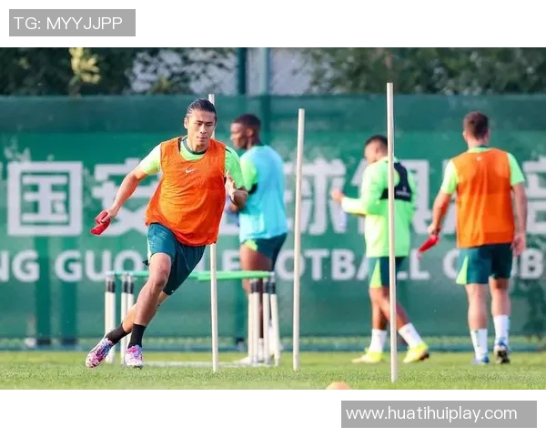 拉米罗首次公开带队训练分组对抗战术布局引关注 拉米罗首次公开带队训练分组对抗战术布局引关注