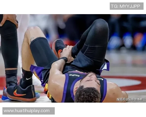 布克上半场表现出色却因伤退场10分钟内贡献11分2篮板3助攻 布克上半场表现出色却因伤退场10分钟内贡献11分2篮板3助攻